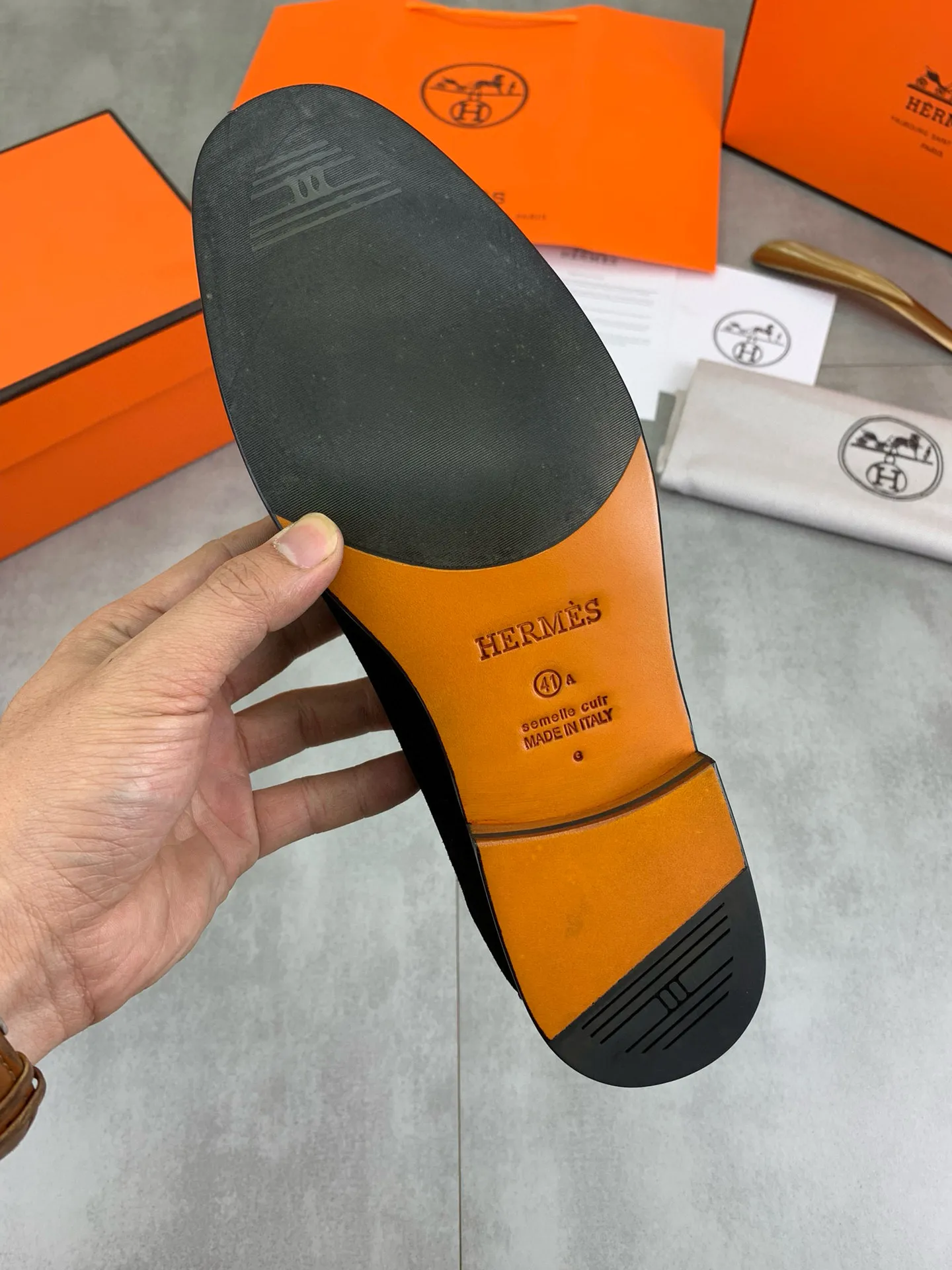 Factory price P960 💰Top version 💎💎💎 Original leather outsole Brand: Hermès (Hermès) Standard code: Men's size 39-44 (38, 45 can be customized) Grade: Same as the official website Original quality materials: Original soft calfskin Water-dyed cowhide lining Original Italian leather outsole Style categories: Men's fashion Formal casual leather shoes Slip-on men's shoes series Young fashion European and American trends, British style, colors: multiple options, counter packaging